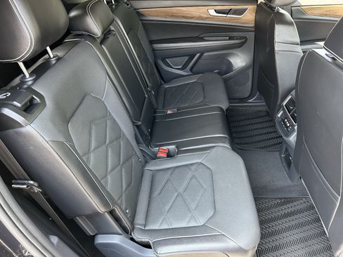 Used 2024 Volkswagen Atlas SE FWD image 11