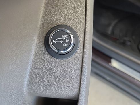 Used 2021 Chevrolet Traverse LT FWD image 8