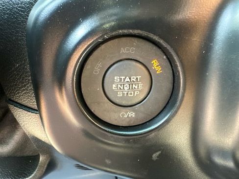 Used 2018 Jeep Wrangler Unlimited Sahara AWD/4WD image 32