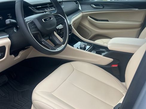 Used 2025 Jeep Grand Cherokee Limited w/ Black Appearance Package image 14