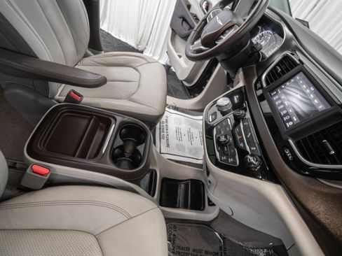 Used 2018 Chrysler Pacifica Touring-L FWD image 17