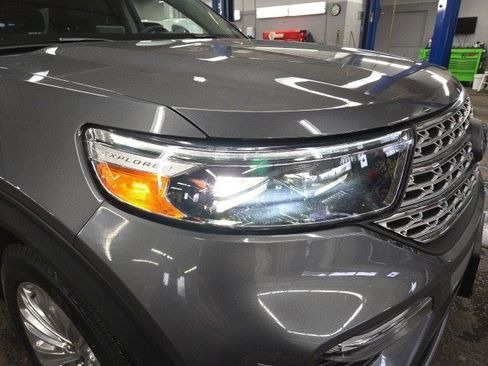 Used 2022 Ford Explorer Limited w/ Limited Technology Package image 2