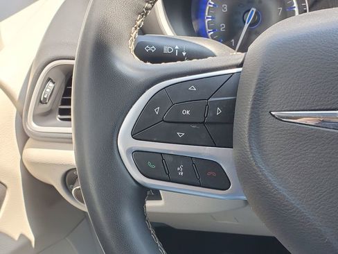 Used 2023 Chrysler Pacifica Touring-L FWD image 14