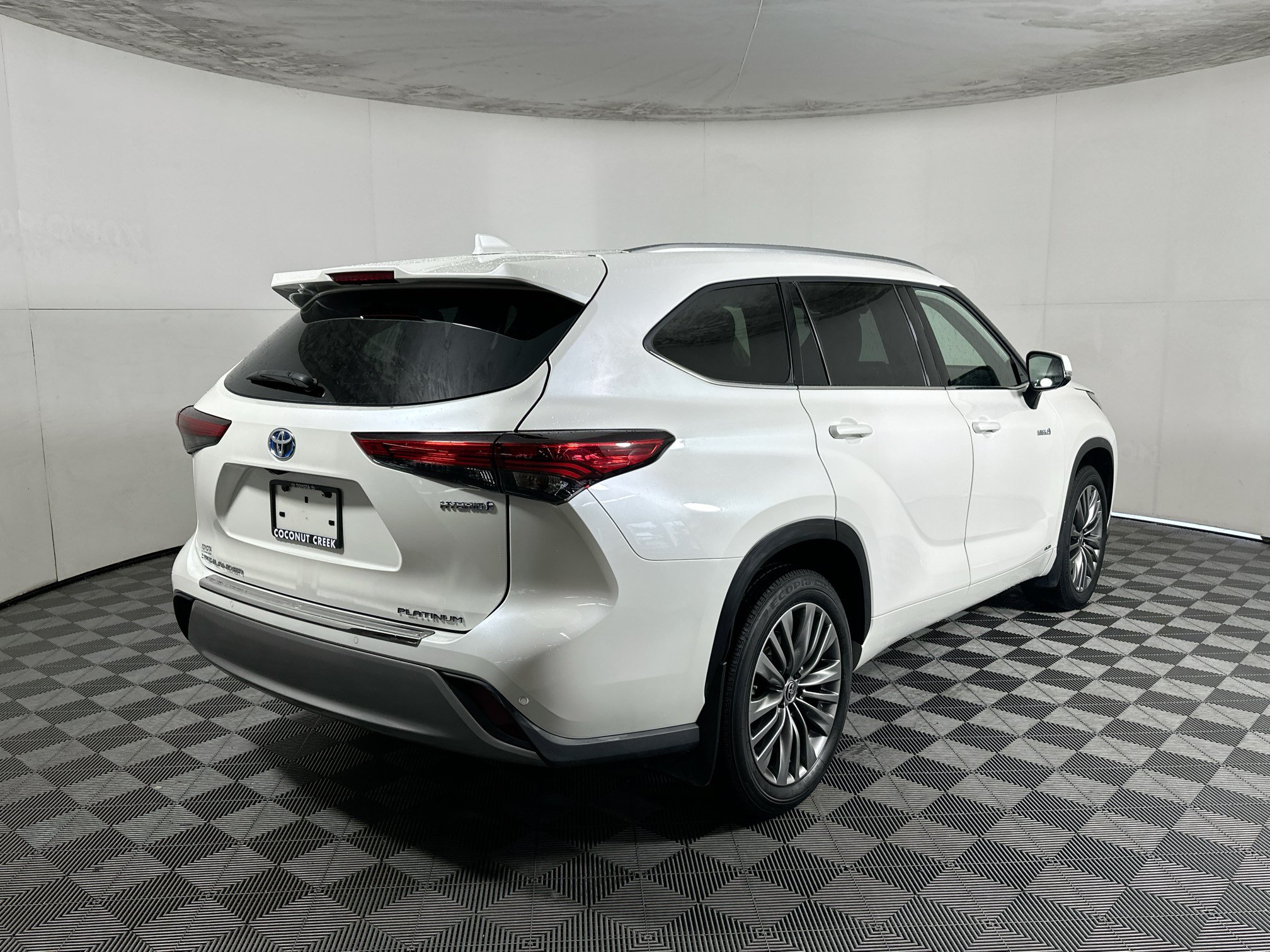 Used 2020 Toyota Highlander Platinum AWD/4WD image 3