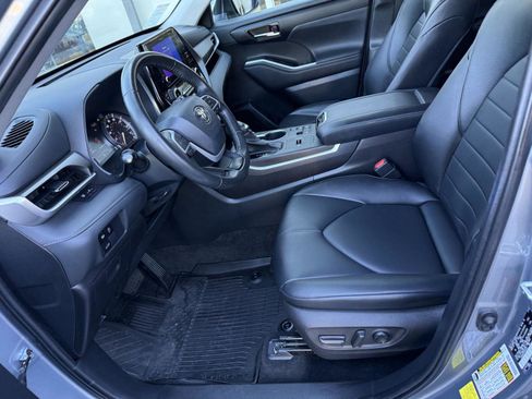 Certified 2023 Toyota Highlander XLE image 16