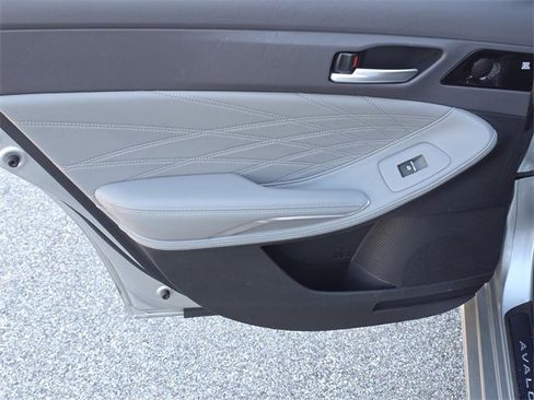 Used 2019 Toyota Avalon Limited image 31