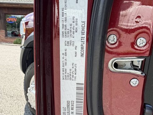 Used 2020 RAM 5500 Tradesman w/ Chrome Appearance Group AWD/4WD image 16