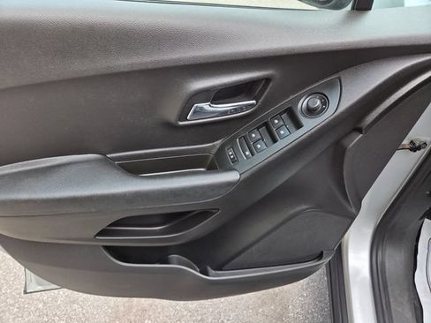 Used 2018 Chevrolet Trax LS FWD image 12