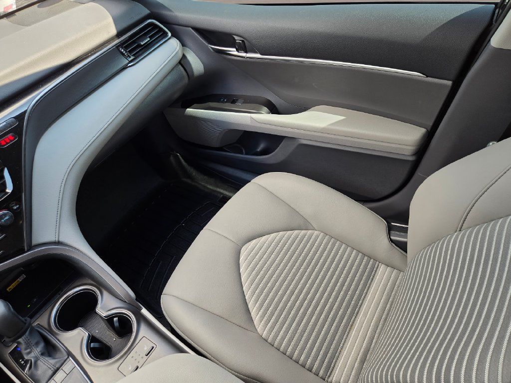 Used 2024 Toyota Camry SE w/ Cold Weather Package FWD image 13
