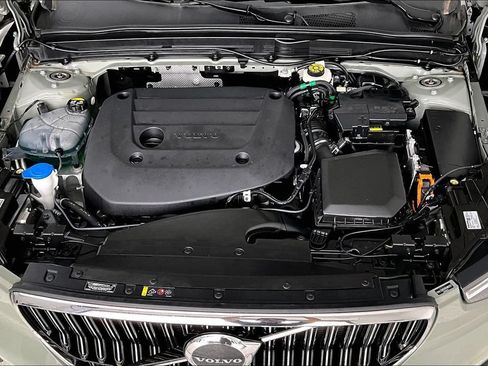 Certified 2025 Volvo XC40 B5 Plus AWD/4WD image 11