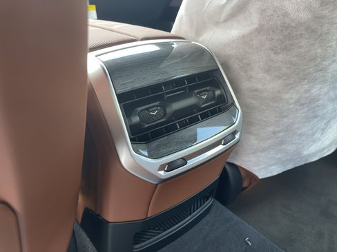 Used 2026 BMW 750e xDrive image 21