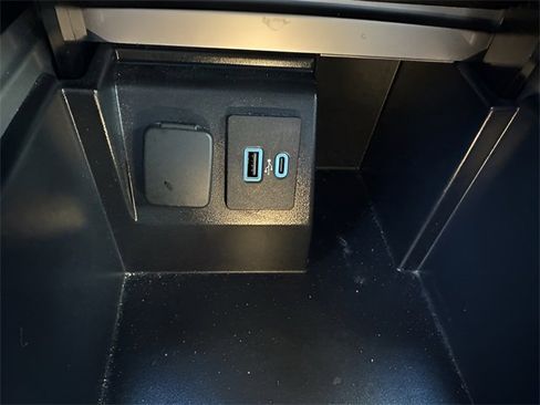 Used 2023 Ford Explorer Limited image 34