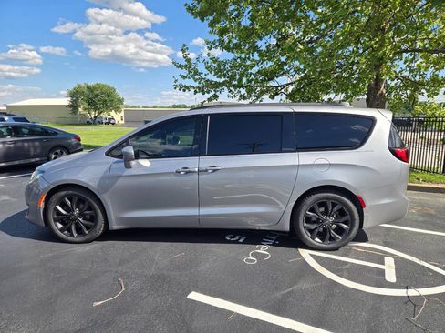 Used 2020 Chrysler Pacifica Limited w/ Advanced Safetytec Group FWD image 4