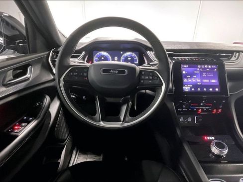 Used 2025 Jeep Grand Cherokee L Altitude RWD image 6