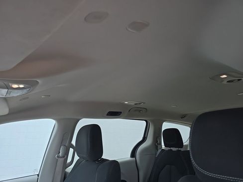 Used 2023 Chrysler Voyager LX image 19