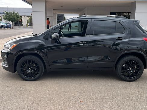 Used 2022 Chevrolet Trax LT w/ Midnight Edition AWD/4WD image 4