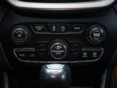 Used 2017 Jeep Cherokee Overland AWD/4WD image 27