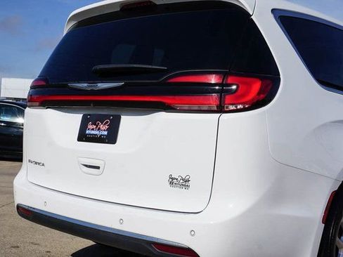 Used 2024 Chrysler Pacifica Touring-L image 5