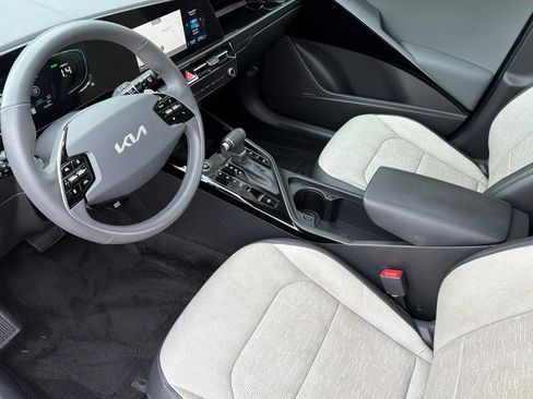 Used 2023 Kia Niro SX image 10