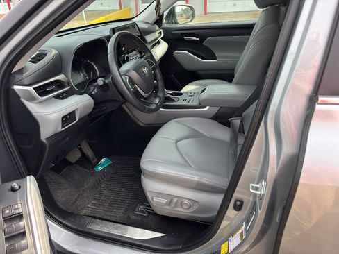 Used 2024 Toyota Highlander XLE AWD/4WD image 4