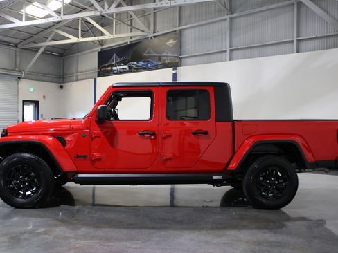 Used 2022 Jeep Gladiator Sport image 9