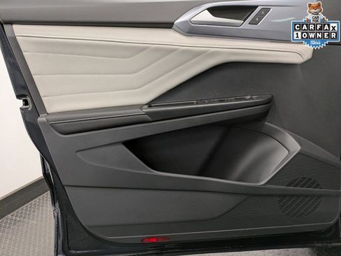 Used 2025 Volkswagen Taos SEL w/ Black Wheel Plus Package image 9