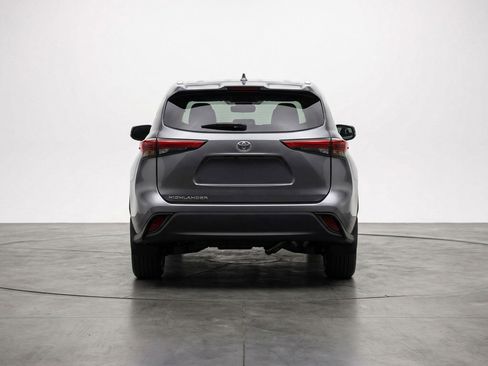 Used 2025 Toyota Highlander LE image 7