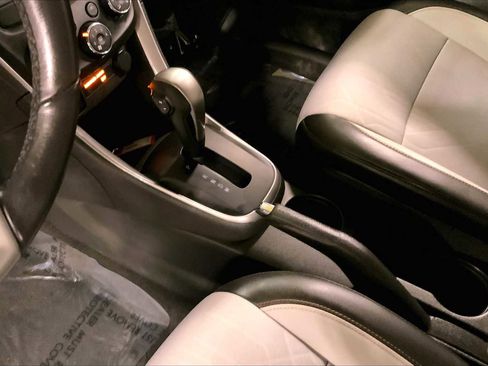 Used 2022 Chevrolet Trax LT w/ LT Convenience Package image 12