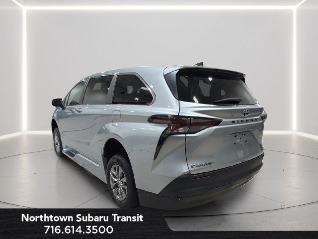 Used 2023 Toyota Sienna XLE FWD image 3