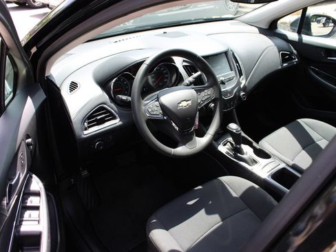 Certified 2018 Chevrolet Cruze LT FWD image 10