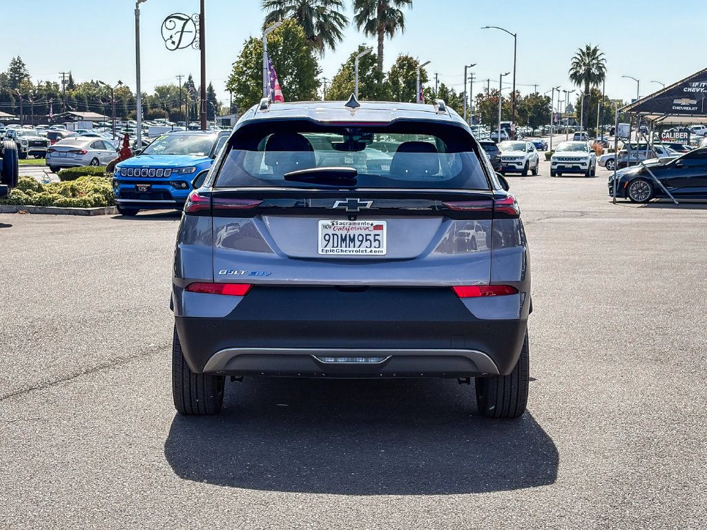 Used 2022 Chevrolet Bolt EUV Premier w/ Sun & Sound Package FWD image 3