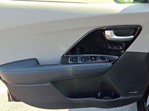 Used 2017 Kia Niro Touring w/ Advanced Technology Package FWD image 12