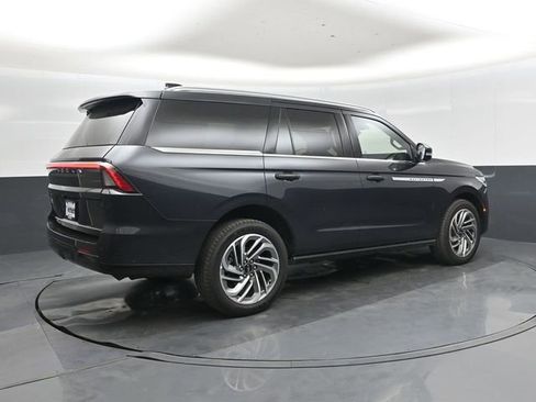 Used 2025 Lincoln Navigator Reserve AWD/4WD image 4