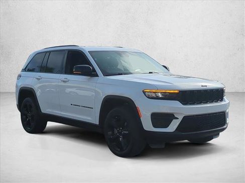 Used 2022 Jeep Grand Cherokee Altitude image 7