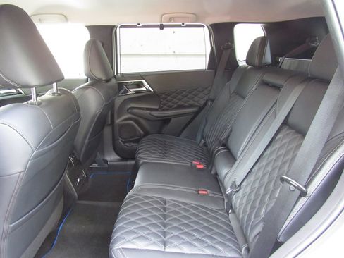 Used 2024 Mitsubishi Outlander 4WD Plug-In Hybrid image 15