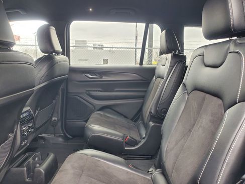 Used 2023 Jeep Grand Cherokee L Laredo image 31