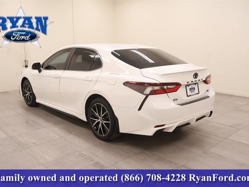 Used 2024 Toyota Camry SE image 3