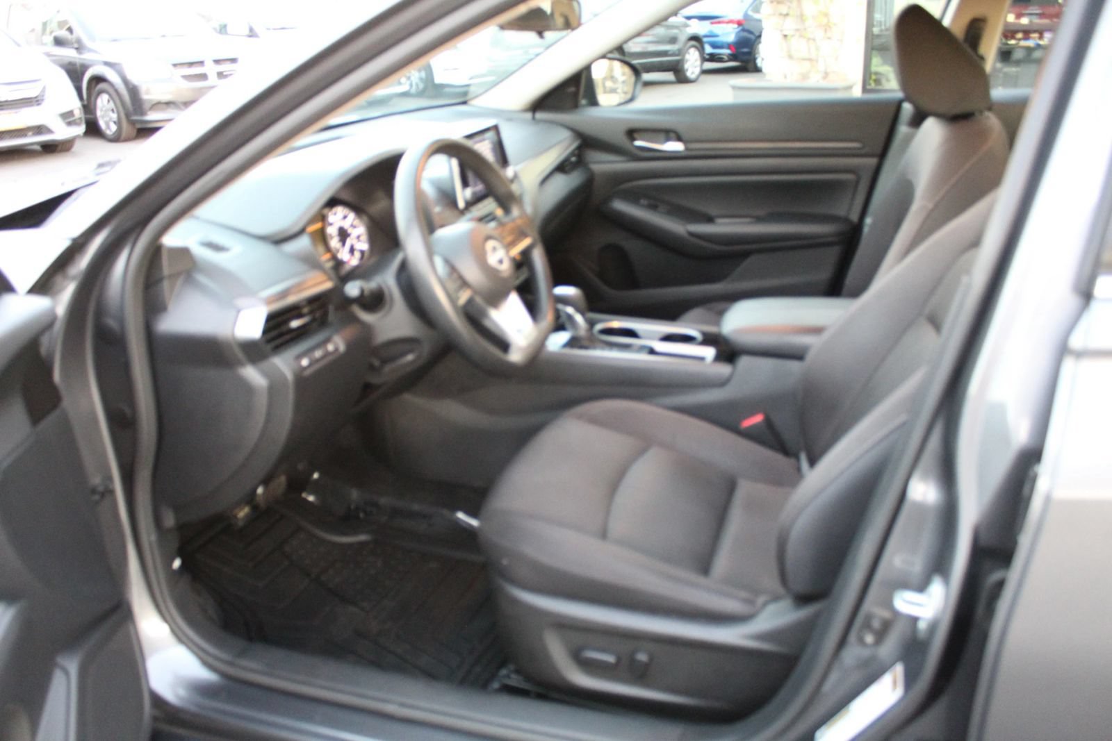 Used 2024 Nissan Altima 2.5 SV FWD image 9