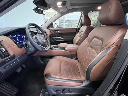 Used 2024 Nissan Pathfinder Platinum w/ Cargo Package image 11