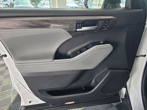 Used 2024 Toyota Highlander Platinum image 20