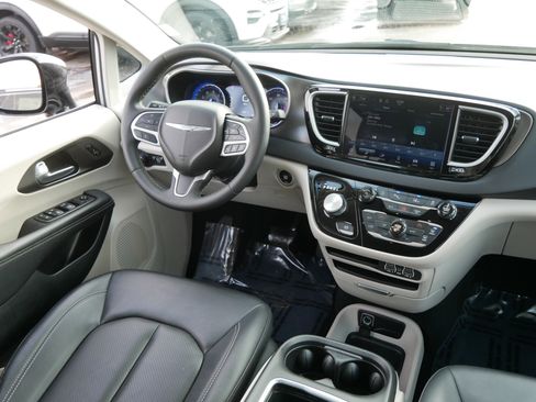 Used 2024 Chrysler Pacifica Touring-L image 9
