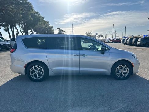 Used 2024 Chrysler Pacifica Limited FWD image 3
