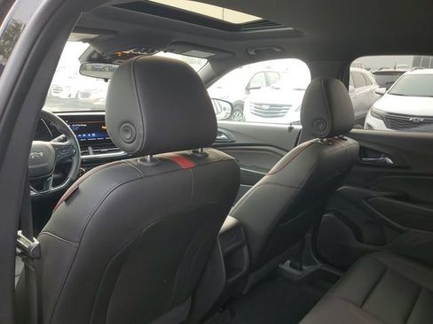 Used 2025 Chevrolet Trax RS w/ Sunroof Package FWD image 9