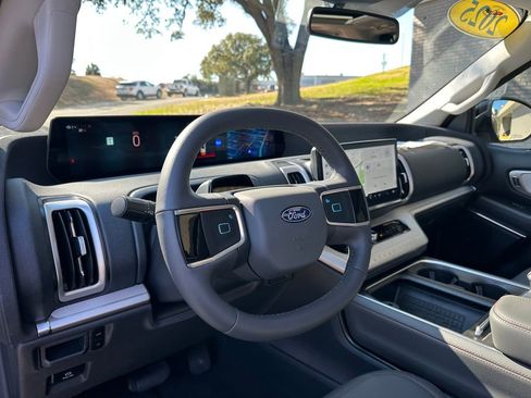 New 2025 Ford Expedition Active image 17