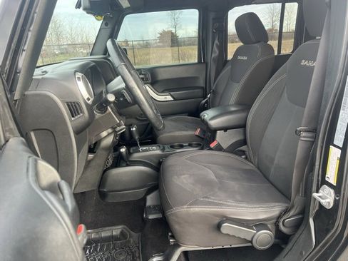 Used 2018 Jeep Wrangler Unlimited Sahara w/ Connectivity Group image 24