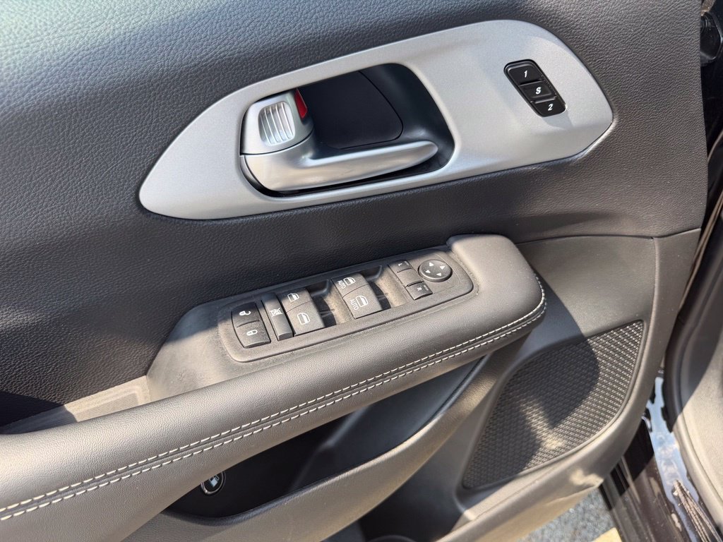 Used 2024 Chrysler Pacifica Limited FWD image 14