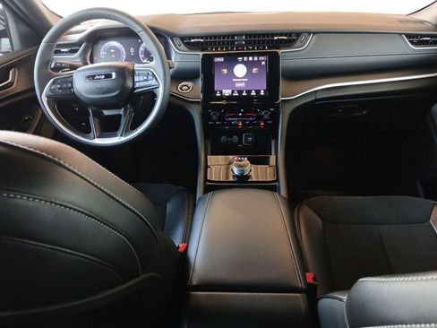 Used 2025 Jeep Grand Cherokee Altitude AWD/4WD image 14