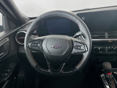 Used 2025 Chevrolet Trax RS FWD image 17