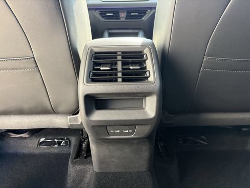 Used 2025 Volkswagen Tiguan SE FWD image 24