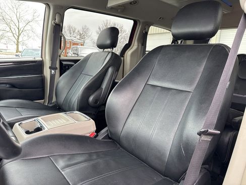 Used 2016 Chrysler Town & Country Touring image 26
